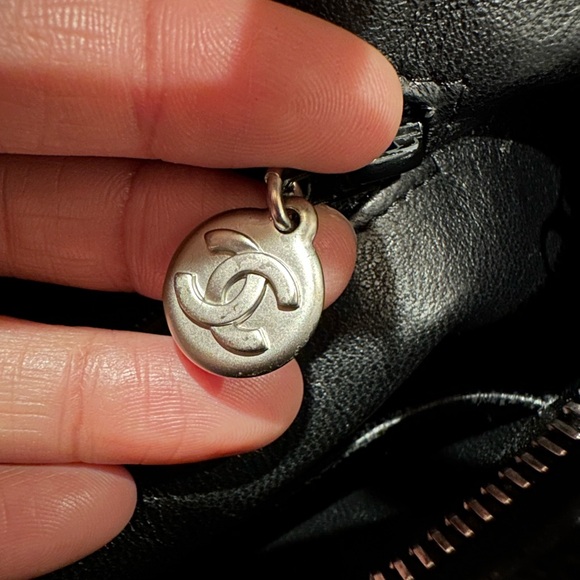 CHANEL TOTE CAVIAR LEATHER MEDALLION 🌟 AUTHENTIC 🌟 - Picture 9 of 13